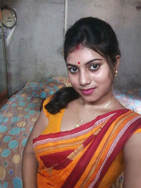 topless bhabhi|Sexy bhabhi showing her naked body (boobs and pussy)